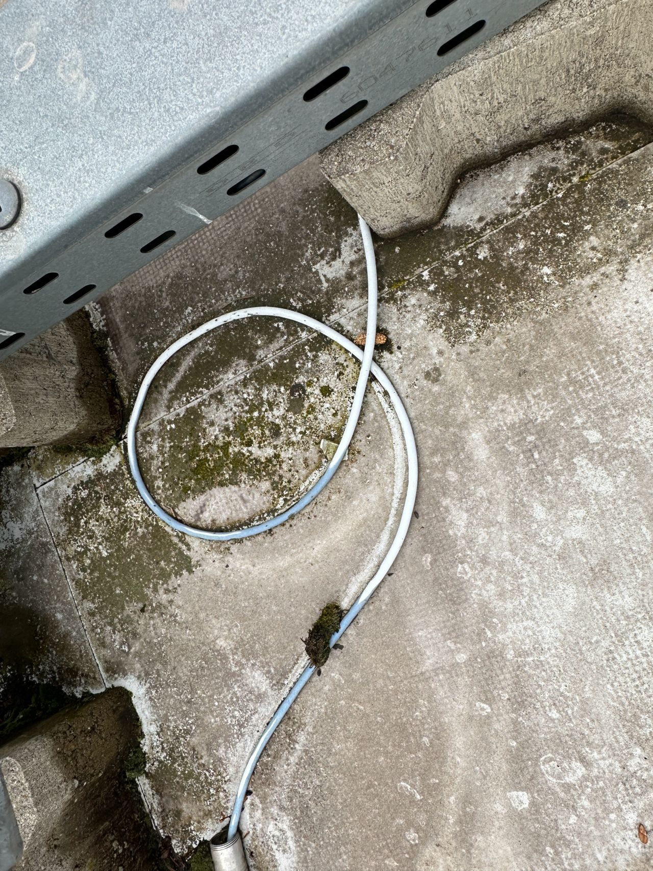 /asset/www.acsolarinstall.de/wp-content/uploads/2024/04/Mangel-DC-Kabel-ohne-UV-Schutz-und-im-Wasser.jpeg